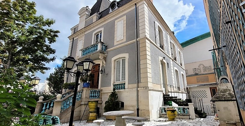 HOTEL PARTICULIER – COEUR DE VILLE HOTEL PARTICULIER – COEUR DE VILLE